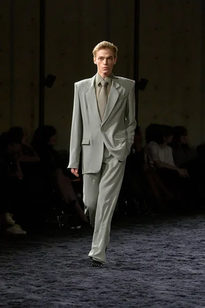 Look 24